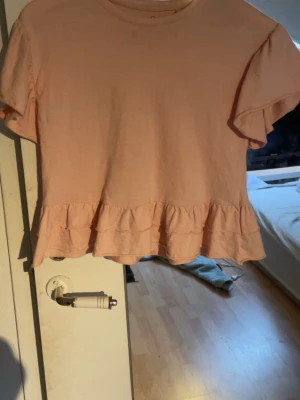 rosa kortärmad  - En söt rosa tröja med volanger, inte använd, kanske 1 gång! 💕