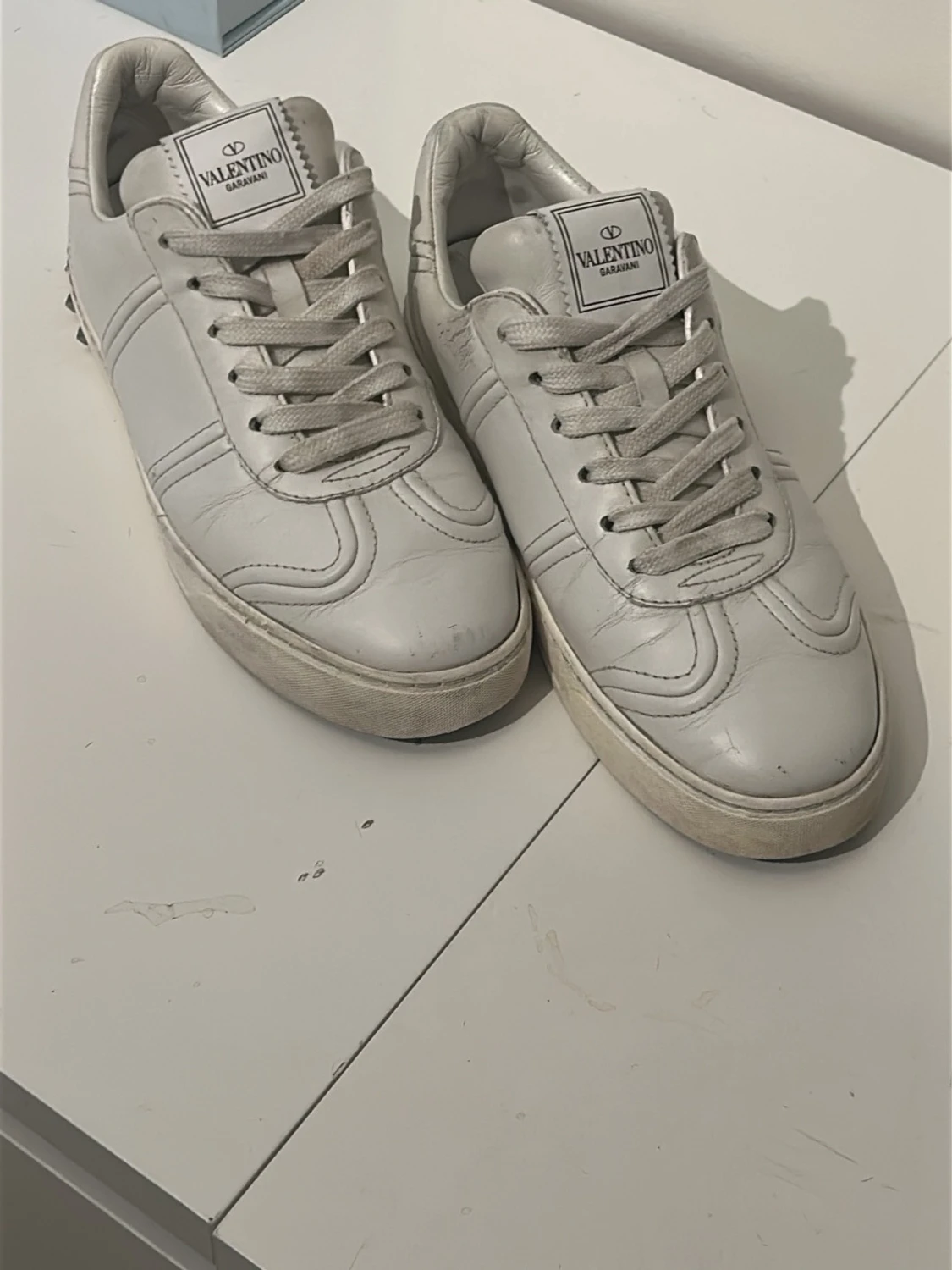 Valentino Garavani vita sneakers i skinn - 1