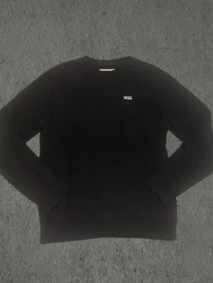 Vans Sweatshirt  - Svarta tröja från Vans 100% äkta! Mycket bra skick Storlek Medium Hör av dig vid funderingar 🙏😊