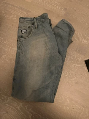G-Star RAW ljusblå jeans - Säljer ett par G-Star RAW ARC 3D jeans i ljusblå tvätt. Modellen är loose tapered med avslappnad passform och avsmalnande ben. Klassisk femficksdesign, robust denim och snygga detaljer som G-Star-märke på fickan. 