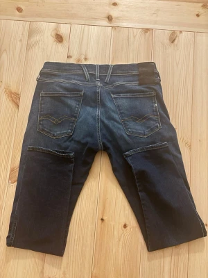 Mörkblå replay hyperflex slim - Säljer ett knappt använt par mörkblå jeans från Replay, modellen är hyperflex och de är även slim fit. Storleken är 33/30 