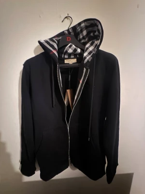 Burberry kofta  - Fräsch Burberry kofta. Bara och köpa och rocka :)