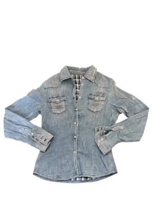 Blå jeansskjorta från Pepe Jeans - Riktigt fet och unik jeans skjorta från pepe jeans, materialet är jeans på utsidan men tyg på insidan!