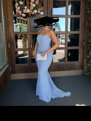 Balklänning Florentina embellished corset gown - Säljer en elegant ljusblå axelbandslös långklänning med figurnära passform och lätt glittrig struktur. Klänningen har en vacker släp och är perfekt för bal eller annat event. Materialet känns lyxigt och skimrar snyggt i ljuset. Finns defekter vänligen skrolla för att se. syns inte så mycket när man väl har på sig den egentligen men viktigt att förklara! Kartongen medföljer. Nypris 2300 inkl frakt.