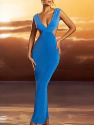 Blå långklänning med djup v-ringning - Säljer en snygg blå långklänning med djup v-ringning och ärmlös design. Klänningen har en figurnära passform och öppen rygg som ger en riktigt trendig look. Oh polly