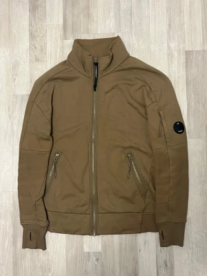 C.P. Company - original - C.P. Company - original Signature sweatshirt with lens detail on the sleeve. Excellent condition. Size: S Measurements: width 53 cm, length 66 cm. For more DM