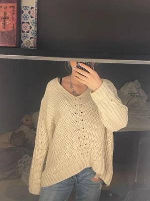 stickad beige tröja - Säljer en stickad tröja i beige med v-ringning både fram och bak. 
