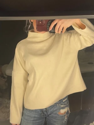 Beige tröja med öppen rygg och knyt - Säljer en beige polotröja med knytning i ryggen.