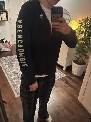 Abercrombie & fitch - Tjenixen! Säljer denna populära zip hoodie från Abercrombie & Fitch! Tröjan passar mellan XS och S! 