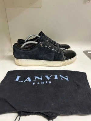 Lanvin cap toe  - Säljer nu ett par lanvins i storlek UK7 vilket passar 42. Cap toen är omlackerad, så jag kan ej garantera samma kvalitet som det är på original, därav priset! Kolla gärna min profil där jag säljer lanvins, Gucci ace mm! Hör av dig vid frågor eller fler bilder!