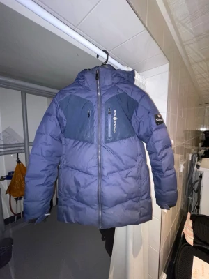 Sailracing jacka - Blå Sailracing jacka i storlek Xs bra skick. Säljer pågrund av att jag växt ur den.