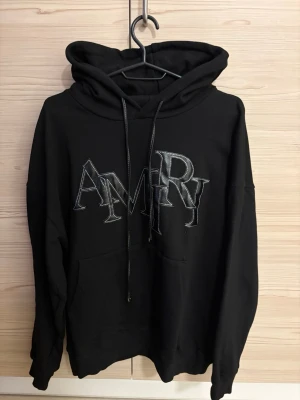 Amiri hoodie - Svart amiri hoodie trycket är i fejk skinn och snören är i samma fejk skinn matrial