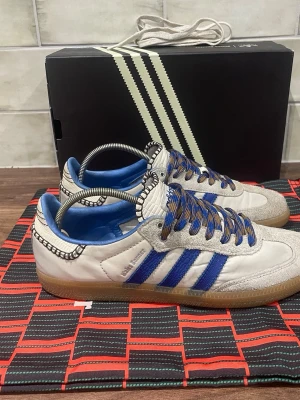 Adidas Samba Nylon Wales Bonner  - Adidas Samba Nylon Wales Bonner | Skicket är 9/10 - Storlek 42 2/3 (passar 43) | Pris 3399 kr | Otroligt feta och limiterade skor! | Allt og ingår. Tveka inte med att ställa frågor vid funderingar!