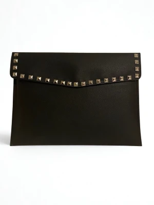 Dator fodral med silver nitar i läder imitation  - Rea - endast 199 kr (ord. pris 249 kr)! Stilrent datorfodral tillverkat av veganskt läder i vattentätt material. Fodralet stängs med knapp.  Fodralet skyddar din dator effektivt samtidigt som det ger din outfit en extra touch. 🥂Storlek: 34 × 25 cm – passar svarta HP Chromebooks och andra datorer i liknande storlek. 1-3 arbetsdagar leverans 📦 