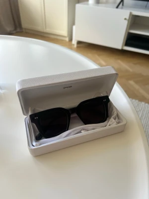 svarta Chimi solglasögon - svarta solglasögon från Chimi i modellen 04 i jättebra skick ! fodral o tillhörande påse tillkommer💗 pris kan diskuteras 