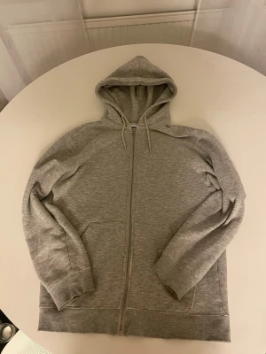 Grå zip hoodie från weekday  - Snygg Clean grå zip hoodie i storlek XS, 
