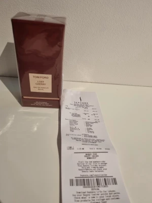 Tom Ford Lost Cherry – 100 ml  - Säljer Tom Ford Lost Cherry Eau de Parfum 100 ml, helt ny och oöppnad med plast kvar. Exklusiv och populär doft med noter av körsbär, mandel och vanilj – söt, djup och sensuell. 	•	Storlek: 100 ml 	•	Skick: Helt ny, oöppnad 	•	Originalförpackning 	•	Plastförsegling kvar 	•	Aldrig använd 	•	Förvarad mörkt och svalt  Perfekt som present eller till dig som vill ha en helt ny flaska till bättre pris än butik. Skickas väl emballerad.  Hör gärna av dig vid frågor och pris kan diskuteras vid snabbt köp