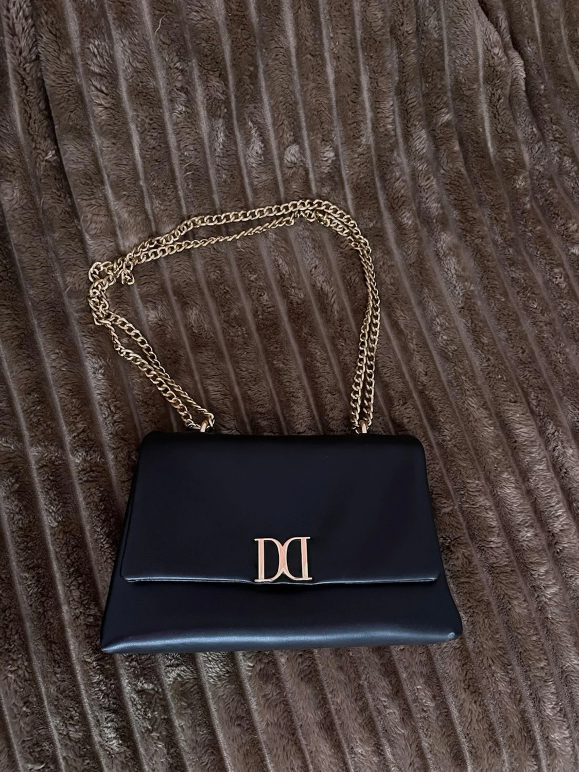 Svart axelväska med guldkedja