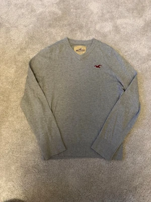 Hollister tröja - Säljer en riktigt trendig Hollister tröja. Står storlek L men sitter som M. 💸 Nypris: ca 3000 kr 🚚 Snabb frakt! Skickas inom 1–2 dagar ✅ Inga fläckar, hål eller synliga tecken på slitage.   💬 Skriv gärna vid frågor – jag svarar snabbt!