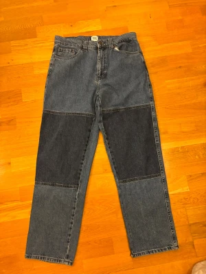 BDG patchwork jeans blå W32 L32 - Säljer ett par BDG Urban Outfitters jeans i patchwork-stil med olika blå nyanser. Modellen heter Louis 2 och har raka ben, hög midja och klassiska fickor både fram och bak. Jeansen är tillverkade i bomull och har coola kontrastsömmar. Nästan helt oanvända. Säljs ej längre. Super fint skick!!