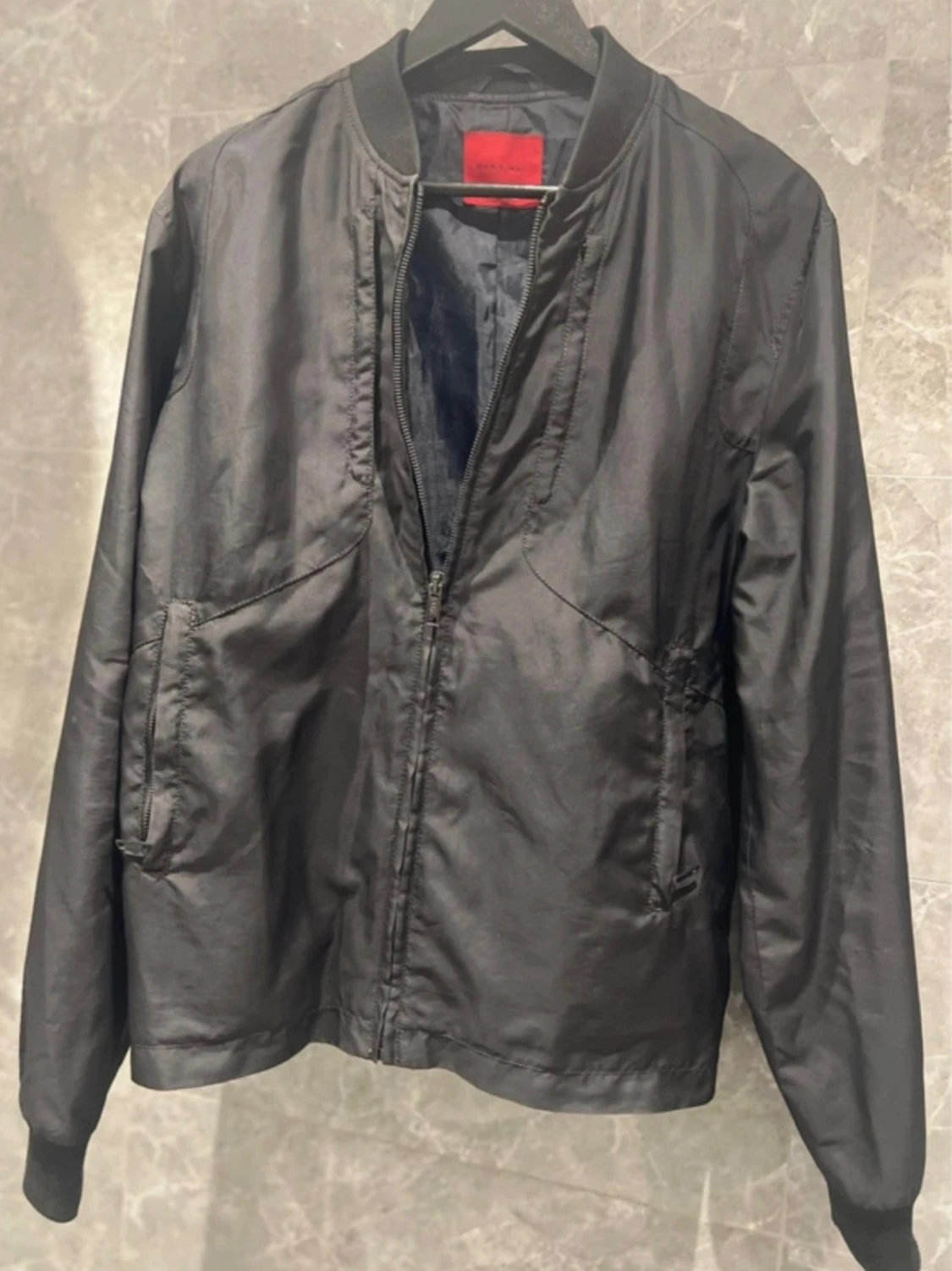 Svart bomberjacka med dragkedja