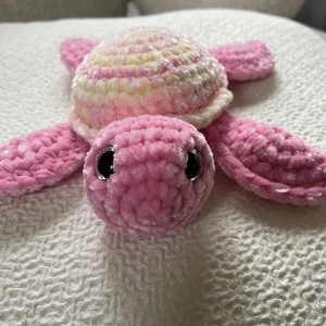 Virkad sköldpadda  - Handgjord sköldpadda rosa/gul med glitter ögon  Säkerhetsögon (rekommenderas ej till barn under 3år)