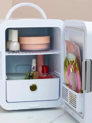 Vitt sminkkylskåp med handtag - Snygg sminkkylskåp som har belysning runt spegeln. 