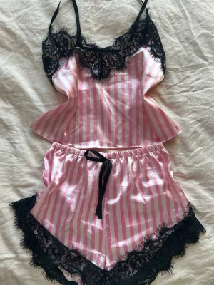 Pyamas set - Så mysigt pyamas set med svarta spetsdetaljer. Använd fåtal gånger 