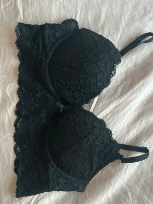 Svart spetsbh  - Svart spets bh med brett spetsband 