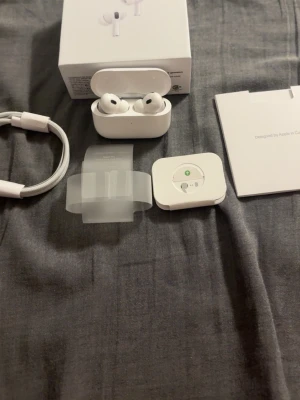 AirPods Pro (2nd generation) - Apple AirPods Pro (2nd gen) i mycket fint skick, komplett med originalförpackning, laddningskabel, extra öronproppar och manual. Trådlösa hörlurar med aktiv brusreducering och laddningsetui. Inga synliga defekter eller slitage.