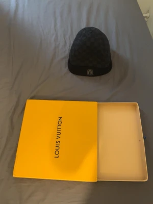 Lv Mössa (äkta) - Säljer denna riktigt sköna och fräscha kashmir lv mössan som är äkta, pris kan diskuteras!!!