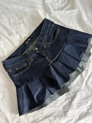 Mörkblå jeanskjol med volang  - Supersnygg mörkblå jeanskjol från Suido & Mary. Den är egensydd och har tyvärr blivit för liten. W27 i midjan! 💕💕