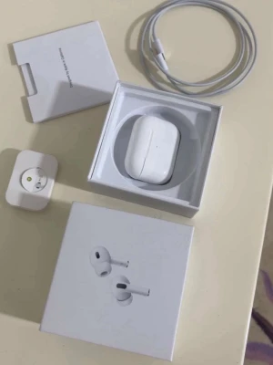 Hörlurar - Helt nya. Inte använda. På bilden så har jag en exempel av mina egna fast dem jag säljer är helt nya och inpackade och plast runt om. Alltså helt nya oöppnad.