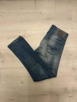Replay anbass Grover blåa jeans  - Hej! Säljer dessa replay Grover jeansen//inget fel på jeansen men har slitningar på bakfickan vilket jag tycker leder till en snyggare look//fråga gärna! 