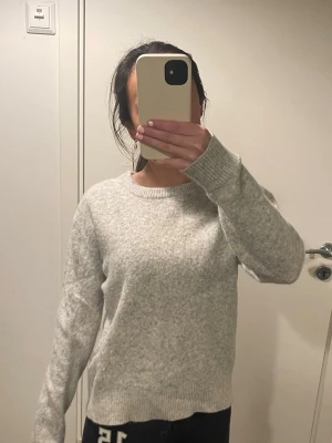 Ljusgrå stickad tröja från Neo Noir - Mysig ljusgrå stickad tröja från Neo Noir. Den är krymt i tvätten men passar fortfarande xs💛