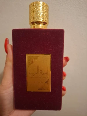 Princess of Arabia parfym 100ml - Lyxig parfym med elegant design och guldiga detaljer. Flaskan är mer än halva flaskan och har namnet Princess of Arabia. Perfekt för dig som vill sticka ut med något unikt och stilrent. Toppnoter:  Trä, mysk och oud. Hjärtnoter:  Olibanum och Jasmin. Basnoter: Lilja, Amber och Woody