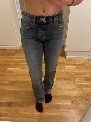 Jeans - Mörkblåa lågmidjade jeans från Zara. Bra skick, men tyvärr för små för mig 🤍