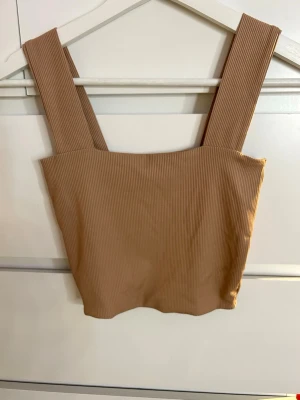 Beige ribbad linnetopp från Amisu - Säljer en beige ribbad linnetopp från Amisu i storlek XXS. Toppen har breda axelband och är croppad. Kontakta för information eller prisförslag 🤍🫶