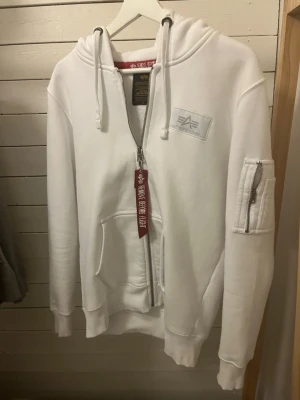 Alpha Industries Zip hoodie - Använd endast en gång då jag växte ur denna tröjan väldigt snabbt. 