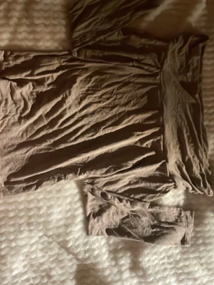 Brun och rosa offshoulder långärmad t-shirt 157!! - Säljer en brun och rosa offshoulder t-shirt från 157 i storlek S. Tröjan har långa ärmar och är tillverkad i mjuk bomull som känns skön mot huden. Enkel och clean design utan mönster eller detaljer, perfekt för dig som gillar minimalistisk stil. Säljer båda i ett skriv om ni vill ha enskilt eller ihop.