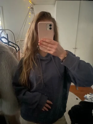 Mörkblå hoodie från lager 157 - Super söt och skön hoodie från lager 157. Storlek S.