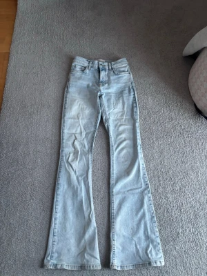 Ljusblå bootcut jeans  - Säljer ett par ljusblå jeans från Gina Tricot i storlek 34. Jeansen är i mycket bra skick. 