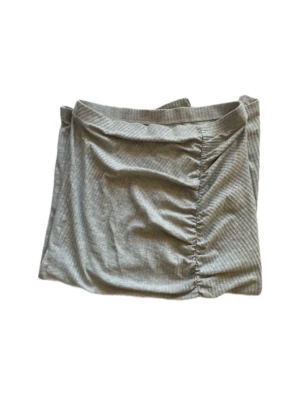 Grå ribbad långkjol med slits - Säljer en grå ribbad långkjol med snygg rynkning längs ena sidan och en slits framtill. Kjolen passar till mycket. Jag säljer den pgv av för stor storlek💞