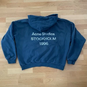 Acne Studio Hoodie - Säljer denna ursnygga mörkblåa acne studio hoodie i storlek L. Hoodien är endast använd vid några få tillfällen men är fortfarande i nyskick. Kvitto finns, hör av dig vid frågor eller liknande.