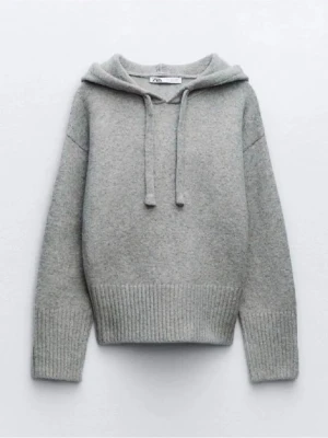 Populär stickad hoodie från Zara - Säljer denna jätte fina tröjan från Zara som är för liten för mig. Annars toppen skick💗