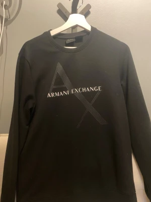 Svart sweatshirt från Armani Exchange - Säljer en svart Armani tröja i mycket gott skick. Säljer de pga att den har blivit för liten. Pris kan självklart diskuteras🤝🙂