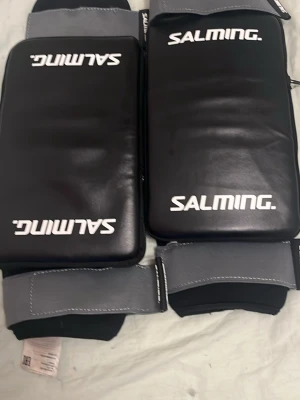 Salming knäskydd. - Salming knäskydd inköpta för 1300kr och de är använda 5 gånger då jag blev utespelare.                 Storlek S