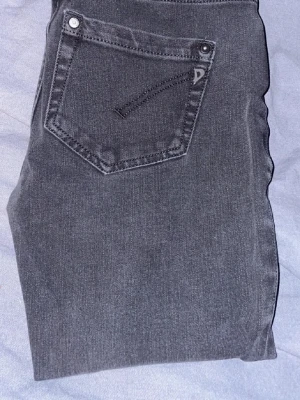 Dondup jeans - Hej jag säljer ett par riktigt feta dondup jeans som är i riktigt fint skick hör av er vid frågor och funderingar 🍾.