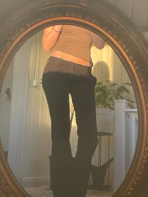 Svarta bootcut kostymbyxor - Bik Bok - Säljer ett par svarta kostymbyxor med bootcut/flare passform och låg midja. De är i petite-modell men jag har sprätta upp den nertill så de passar mig som är 163. De är även nersydda i midjan så de är ännu Lågmidjade. Komemr från Bik Bok, storlek xs