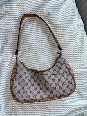  axelväska - Superfin handväska som inte längre används, färgerna syns bäst på andra bilden